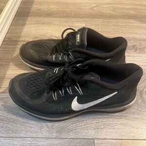 Nike flex run
Women’s 9
Pregnant and shoes don’t fit
